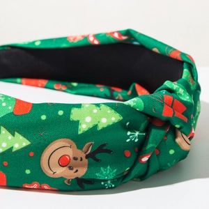 Detailopname van groene kerst hoofdband met rendierprint en een gedraaide knoop