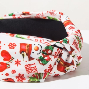 Close-up van de kersthoofdband met knoop, sneeuwmanpatronen en I LOVE SNOW tekst