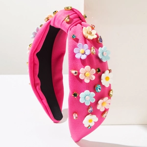 Gros plan détaillé du bandeau noué rose avec fleurs en résine 3D et strass multicolores