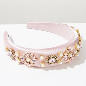 Détail du serre-tête en satin rose orné de perles élégantes et de fleurs en cristal
