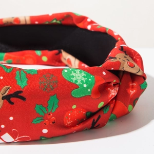 Detail van de kerst hoofdband met rendieren en sneeuwvlokken op de rode stoffen band