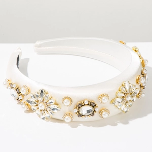 Détail d'un serre-tête en satin blanc orné de perles artificielles et de cristaux