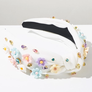 Détail d'un serre-tête large blanc orné de fleurs 3D colorées et de cristaux brillants