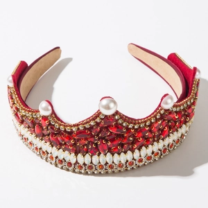 Détail d'un serre-tête en velours rouge avec cristaux de luxe et perles de style baroque