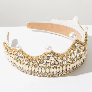 Détails d'un serre-tête baroque de luxe serti de cristaux et perles blanches sur métal