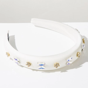 Détail du serre-tête en satin blanc orné de papillons en cristal et fleurs de strass