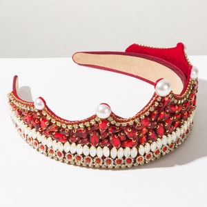 Détail macro du serre-tête baroque en velours rouge avec strass et perles blanches