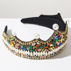 Vue détaillée du bandeau baroque orné de strass colorés et de perles blanches de luxe