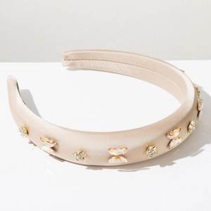 Détail du serre-tête en satin champagne avec fleurs en strass et papillons en cristal