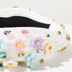 Détail du serre-tête baroque avec fleurs 3D colorées et cristaux étincelants