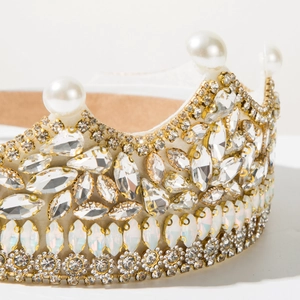 Vue détaillée de la couronne baroque avec cristaux de luxe et grandes perles blanches