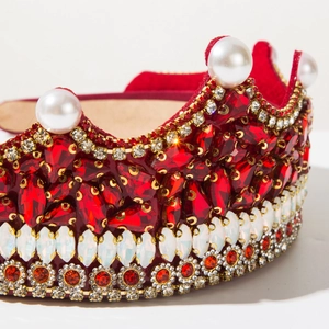 Vue détaillée du serre-tête baroque avec cristaux rouges et perles blanches de luxe