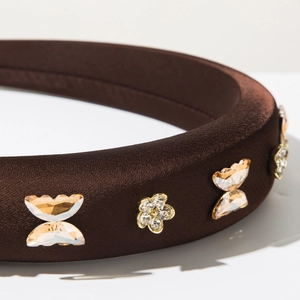 Vue détaillée d'un serre-tête en satin marron avec des cristaux de papillons et de fleurs