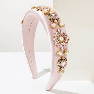 Serre-tête large en satin rose orné de strass brillants et de perles élégantes