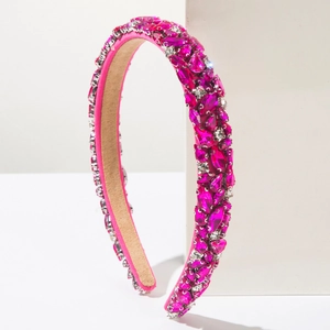 Détail macro d'un serre-tête en cristal fuchsia avec incrustation de strass de luxe