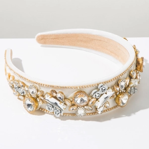 Makroaufnahme des Barock-Haarreifens mit Kristallen, Juwelen und weißen Blütendetails