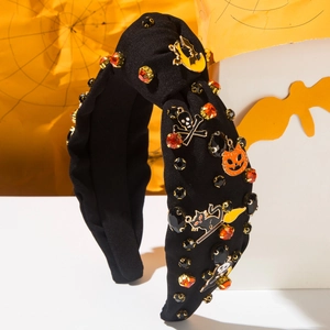 Détail d'un serre-tête d'Halloween avec tissu noir, strass et breloques effrayantes