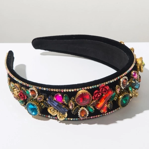 Detailaufnahme von Barock-Haarreif aus Samt mit luxuriösen Steinen und goldenen Metallblumen