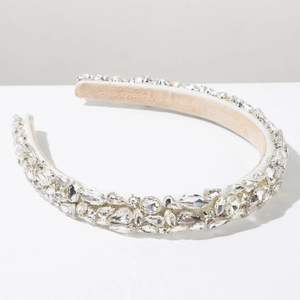 Gros plan détaillé du serre-tête baroque avec des cristaux et strass de formes variées