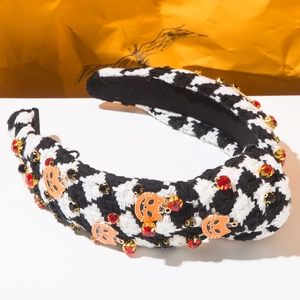 Détail du serre-tête d'Halloween avec tissu pied-de-poule, citrouilles et strass rouges