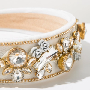 Nahaufnahme des barocken breiten Haarreifs mit Kristallsteinen und weißen Blumendetails