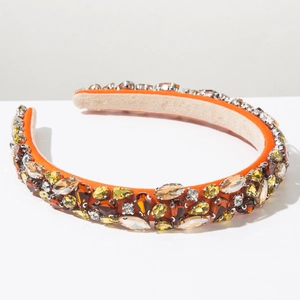Détail du serre-tête baroque vintage avec tissu orange et cristaux de strass ambrés