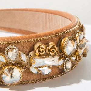 Detailansicht eines Barock-Haarreifens aus Samt mit Kristallen und goldenen Rosen