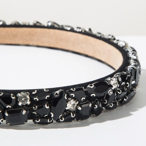 Vue détaillée du serre-tête baroque avec strass noirs et griffes en métal argenté