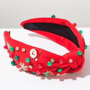 Dettaglio fascia natalizia rossa con nodo, perle, strass e ciondoli festivi