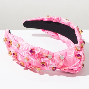 Detail eines rosa Batik-Knoten-Haarreifs mit funkelnden Strasssteinen und Schmetterlingen