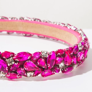 Gros plan de strass en cristal rouge rose sur un bandeau baroque pour fêtes de luxe