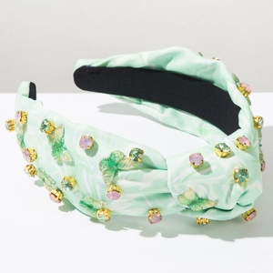 Details des mintgrünen Tie-Dye Haarreifens mit bunten Strasssteinen und Schmetterlingen