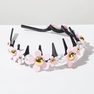 Détail du serre-tête floral avec fleurs en résine rose, perles et dents antidérapantes