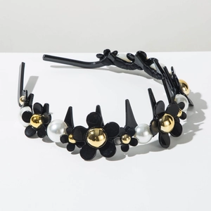 Détail de serre-tête floral avec petites pinces, fleurs noires et perles nacrées