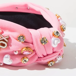 Gedetailleerde roze gebreide haarband met strass-steentjes, parels en XO-letters