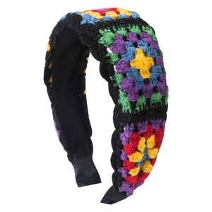 Χειροποίητη πλεκτή στέκα με πολύχρωμο σχέδιο granny square σε μαύρη βάση