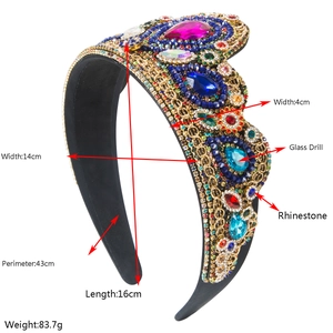 Details van de barokke haarband met afmetingen van 14 cm breedte en strass-stenen