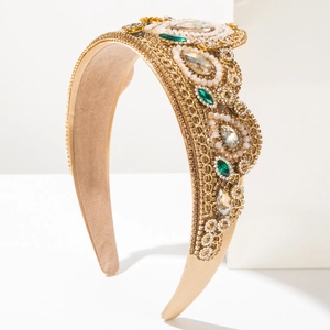 Detailopname van de barokke kroonhoofdband met champagne kristallen en gouden metalen details