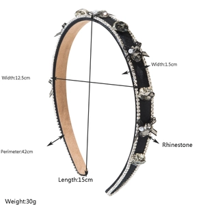 Détails des dimensions du serre-tête et strass scintillants sur tissu satiné noir