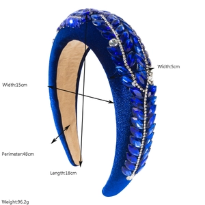 Detailansicht des blauen Samt-Stirnbands mit Maßen 15 cm Breite und 5 cm Dicke für Damen