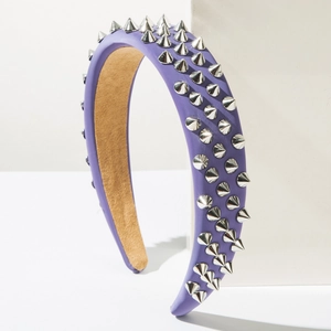 Détail d'un serre-tête en cuir violet avec rivets punk argentés et doublure