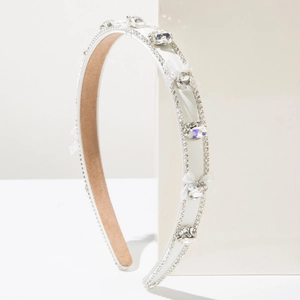 Détails macro des strass, perles et paillettes sur le serre-tête en tissu blanc