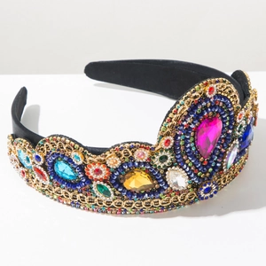 Detail van een barokke hoofdband met kleurrijke strass-steentjes en gouden vintage patronen