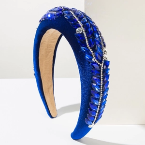 Detailansicht eines Samthaarreifs in Royalblau mit funkelnden Strasssteinen und Kristallen