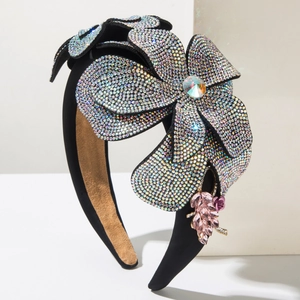 Gros plan du serre-tête baroque avec strass multicolores et pendentifs en cristal