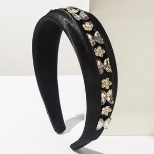 Détail du serre-tête en satin noir avec papillons et fleurs en cristal brillant