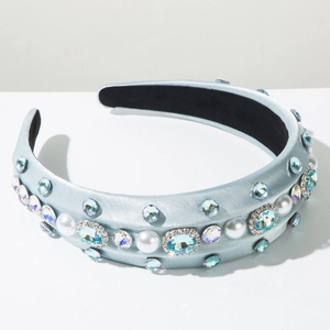 Détail d'un serre-tête en soie bleu clair orné de perles et de strass brillants