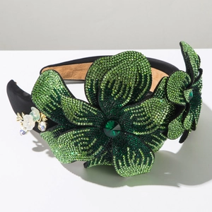 Détail d'un serre-tête baroque de luxe avec strass vert émeraude et motif floral
