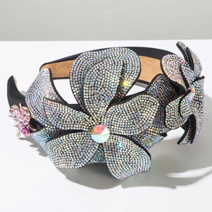 Détail du serre-tête baroque avec fleurs en cristal et strass luxueux étincelants
