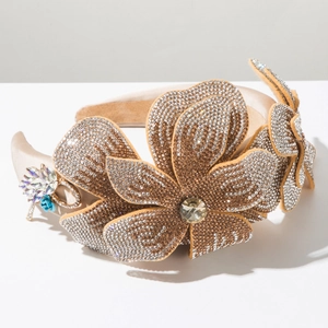 Détail d'un serre-tête baroque champagne avec fleurs en strass et pendentifs cristal